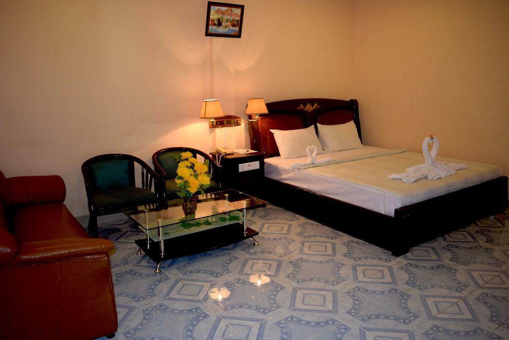 Reaksmey Battambang Hotel Exterior photo