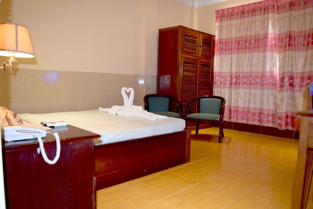 Reaksmey Battambang Hotel Exterior photo