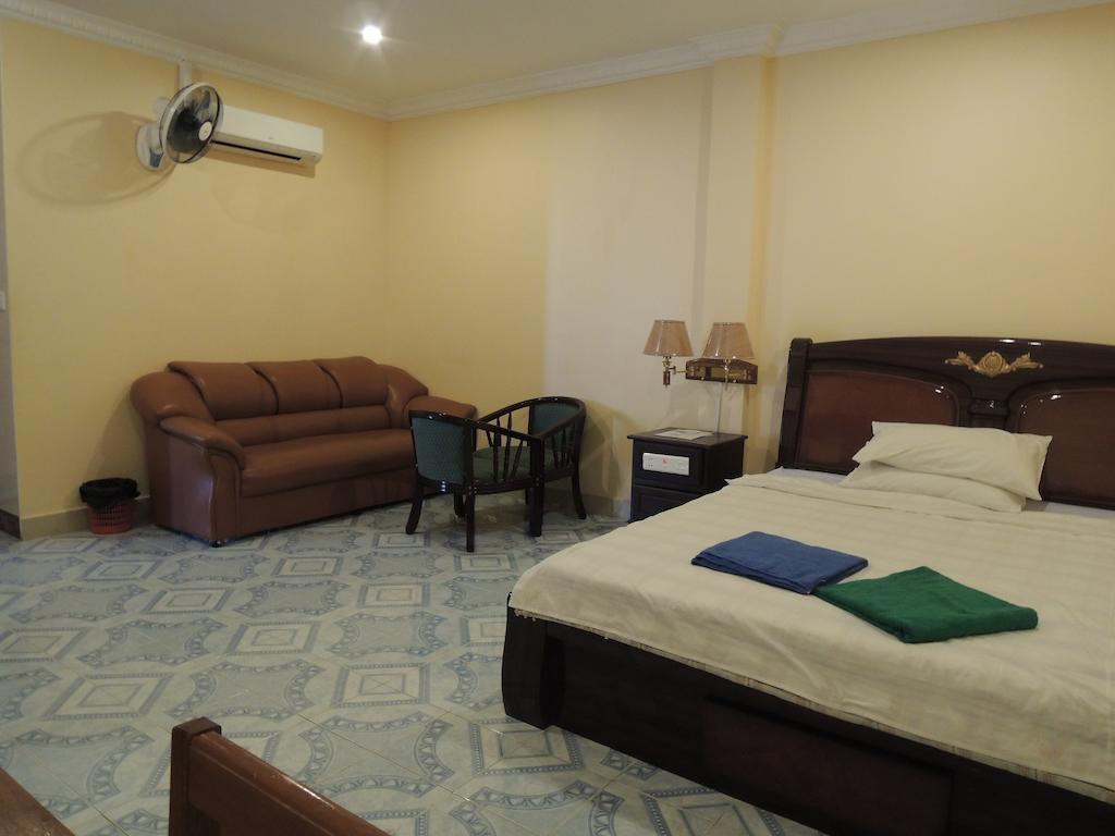 Reaksmey Battambang Hotel Room photo